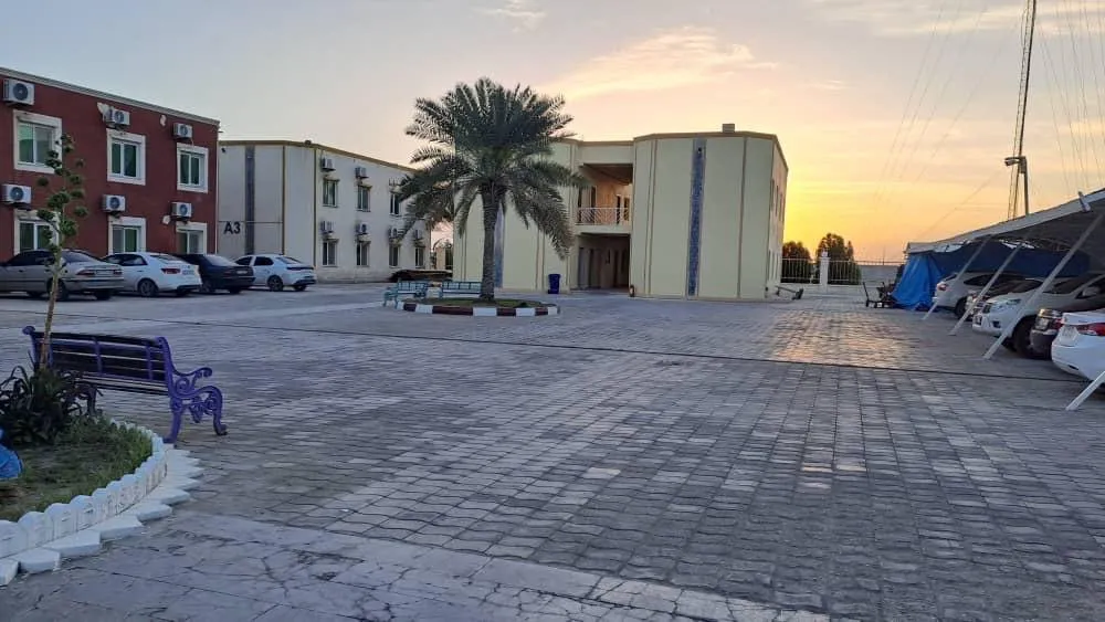 محوطه ورودی هتل خلیج فارس هنگام غروب