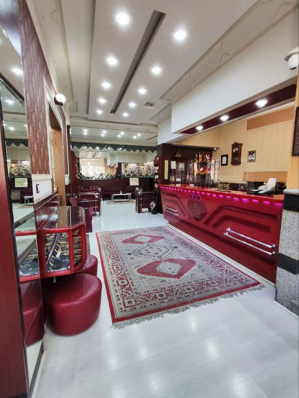پذیرش قرمزرنگ هتل پارک با فرش ایرانی