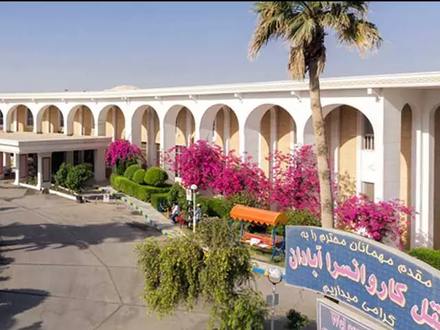 نمای ورودی هتل پارس کاروانسرا با طاق‌های بلند و نخل