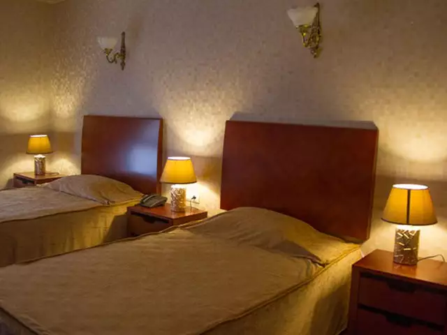دو تخت یک‌نفره در اتاق هتل پارس کاروانسرا