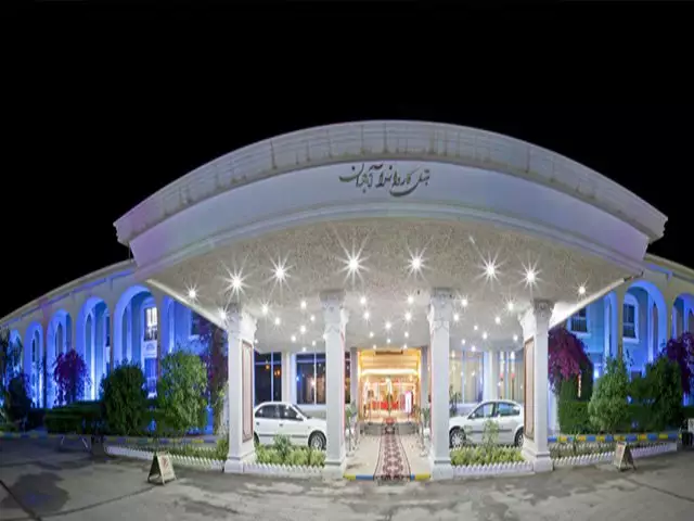 ورودی ستون‌دار هتل پارس کاروانسرا در شب