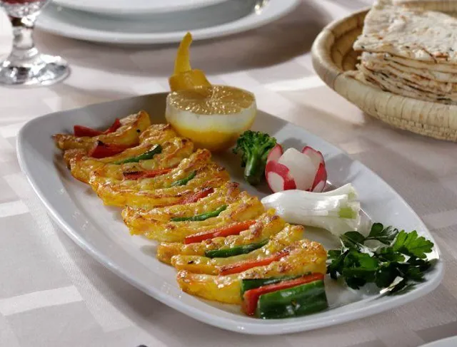 پیش‌غذای سبزیجات با نان تازه در پارس کاروانسرا