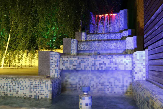 آبنمای کاشیکاریشده هتل هزار در شب