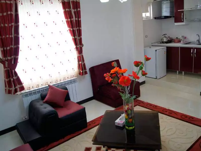 نشیمن هتل نیستان در کنار آشپزخانه