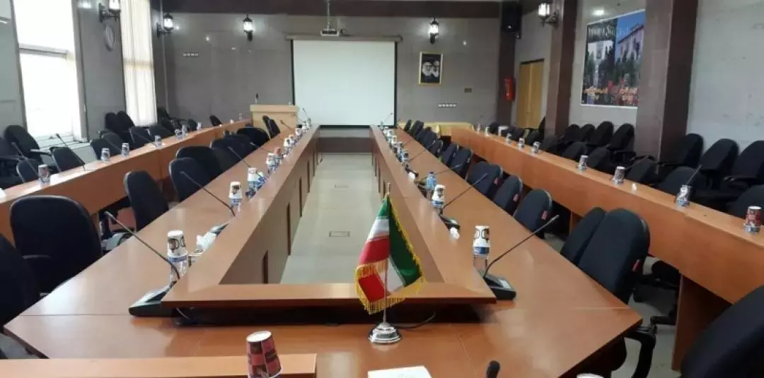 اتاق کنفرانس هتل مروارید صدرا با میزهای ردیفی