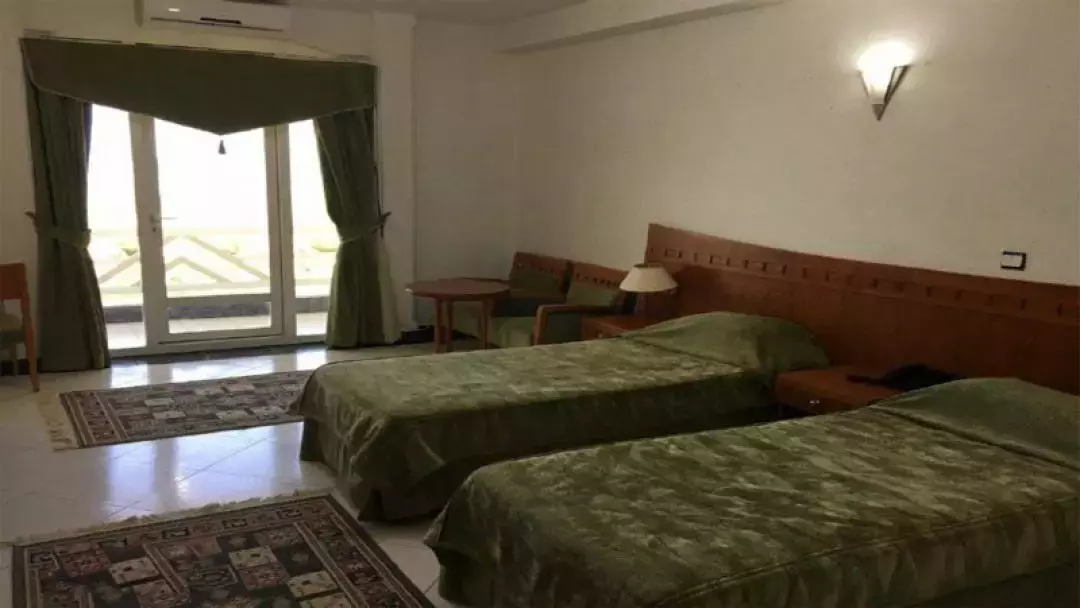 اتاق هتل مروارید صدرا با دو تخت یک‌نفره