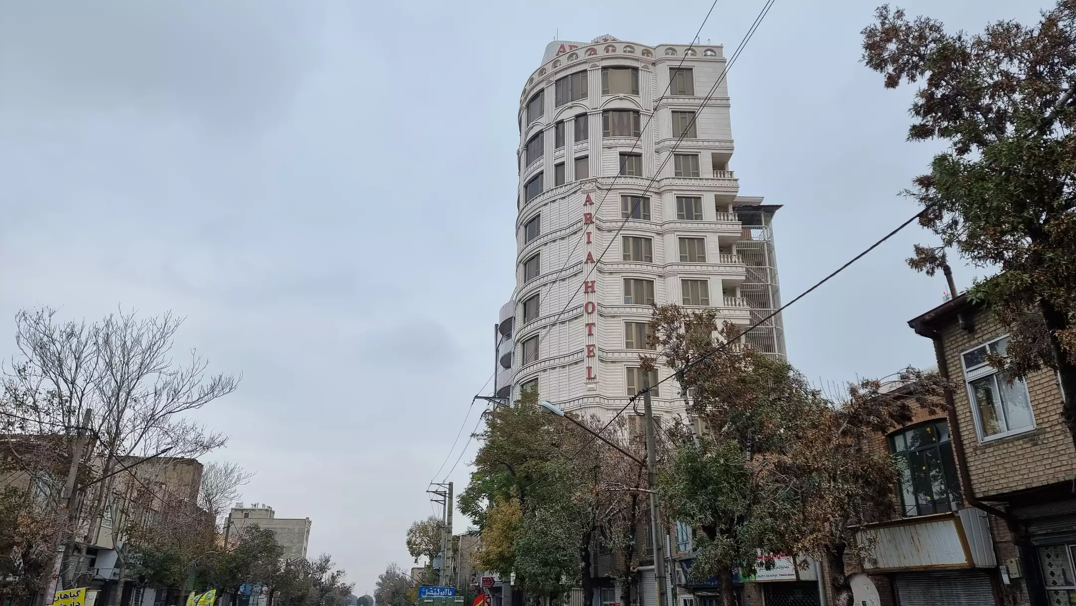 نمای بیرونی هتل آریا در روز