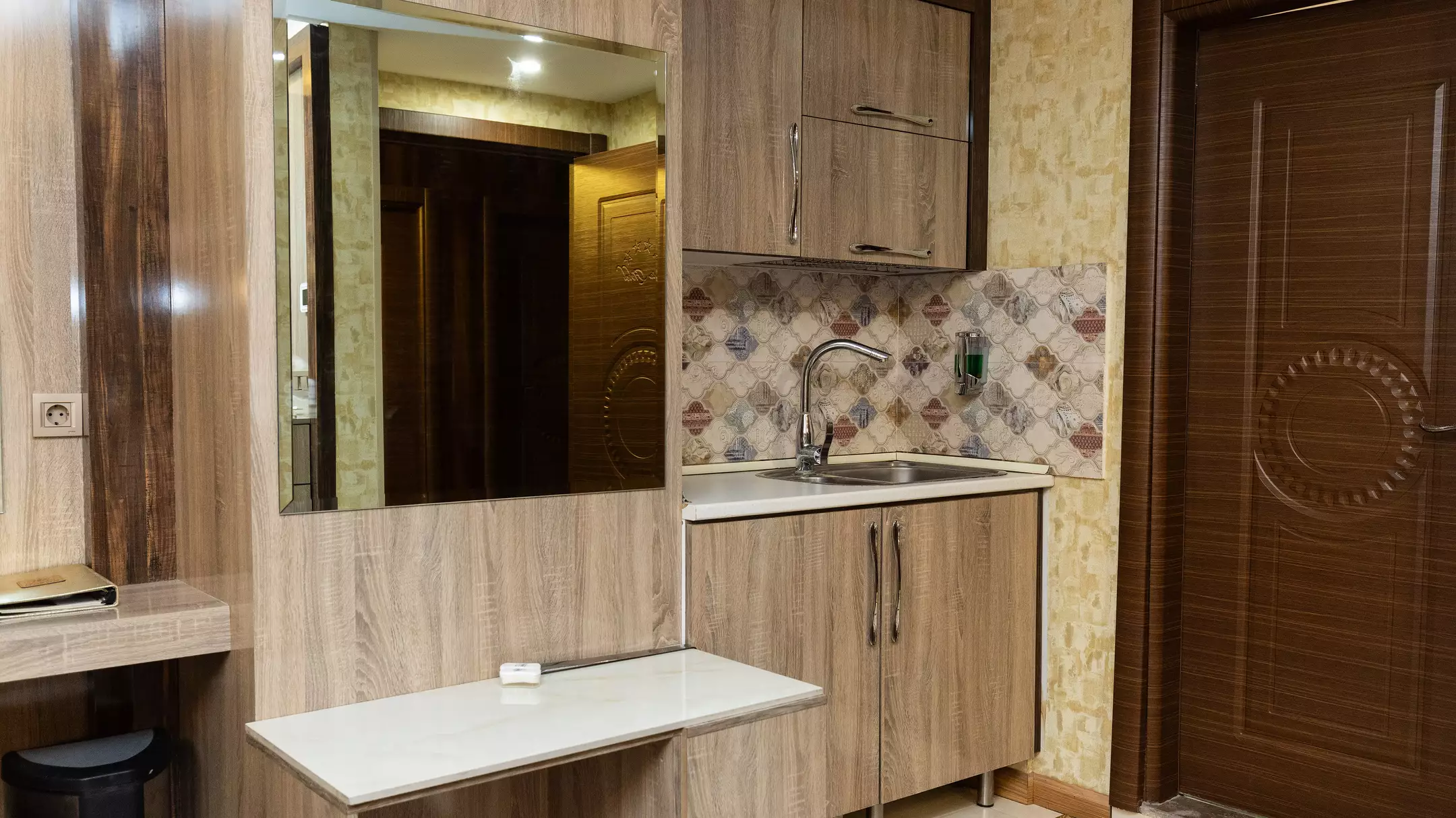 روشویی و کابینت چوبی اتاق هتل آریا