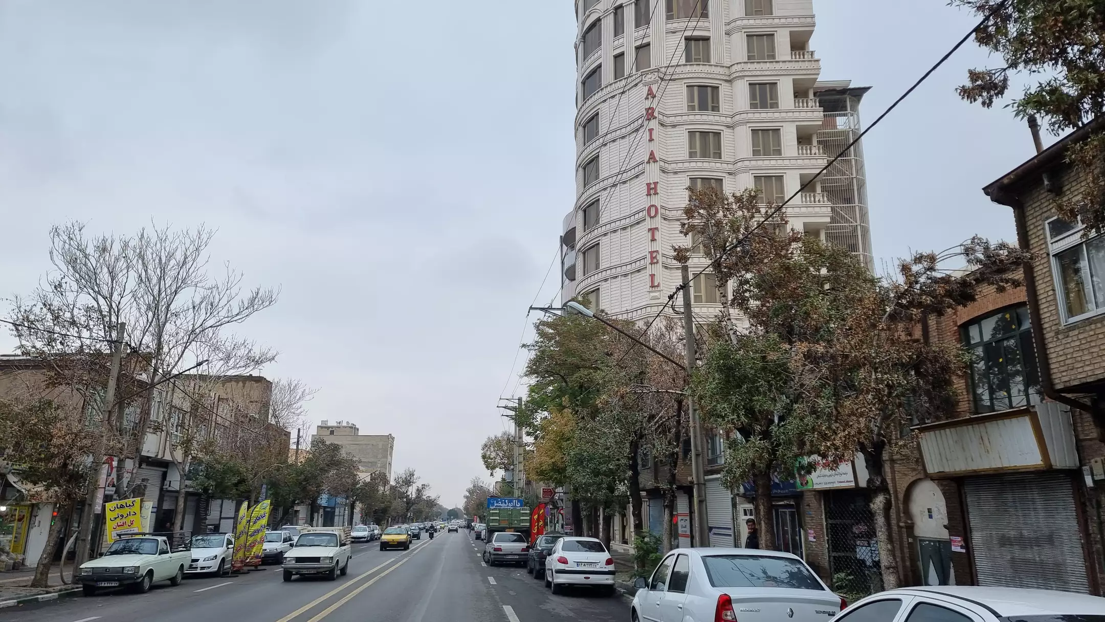 نمای بیرونی هتل آریا در خیابانی شهری