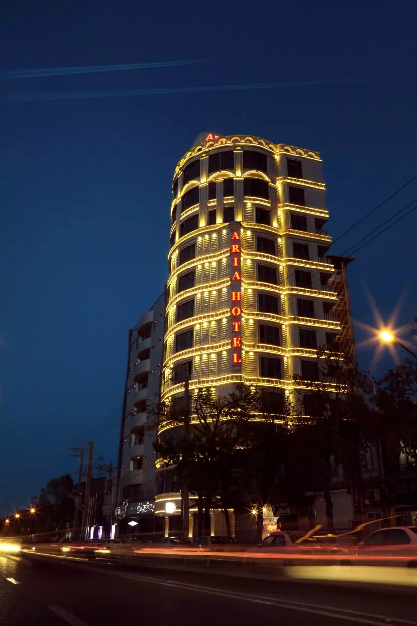 هتل آریا با نورپردازی طلایی در شب