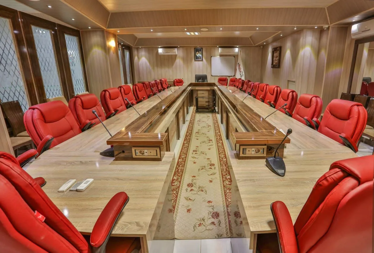سالن کنفرانس هتل آریا با صندلی‌های قرمز