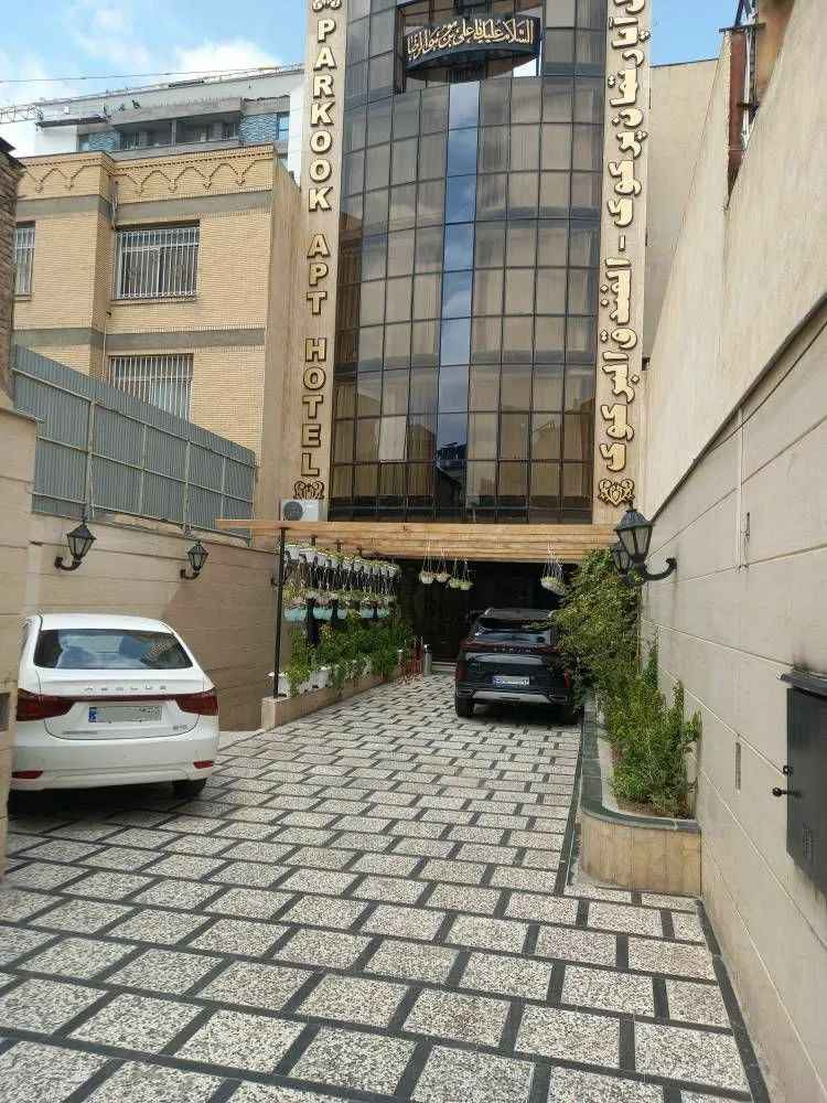 نمای ورودی و پارکینگ هتل پرکوک