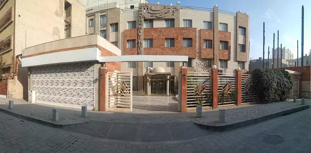 نمای بیرونی ساختمان و ورودی قصر نیلی