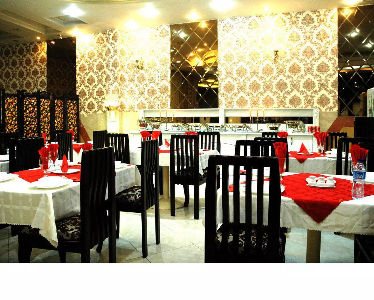 چیدمان میزهای رستوران هتل دیدار