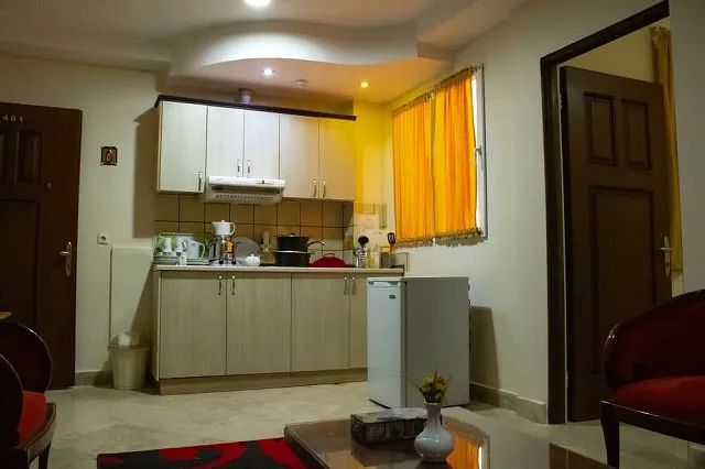 آشپزخانه کوچک اتاق هتل افرا با کابینت و یخچال
