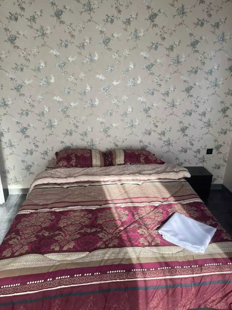 تخت دونفره با روتختی زرشکی در امیران