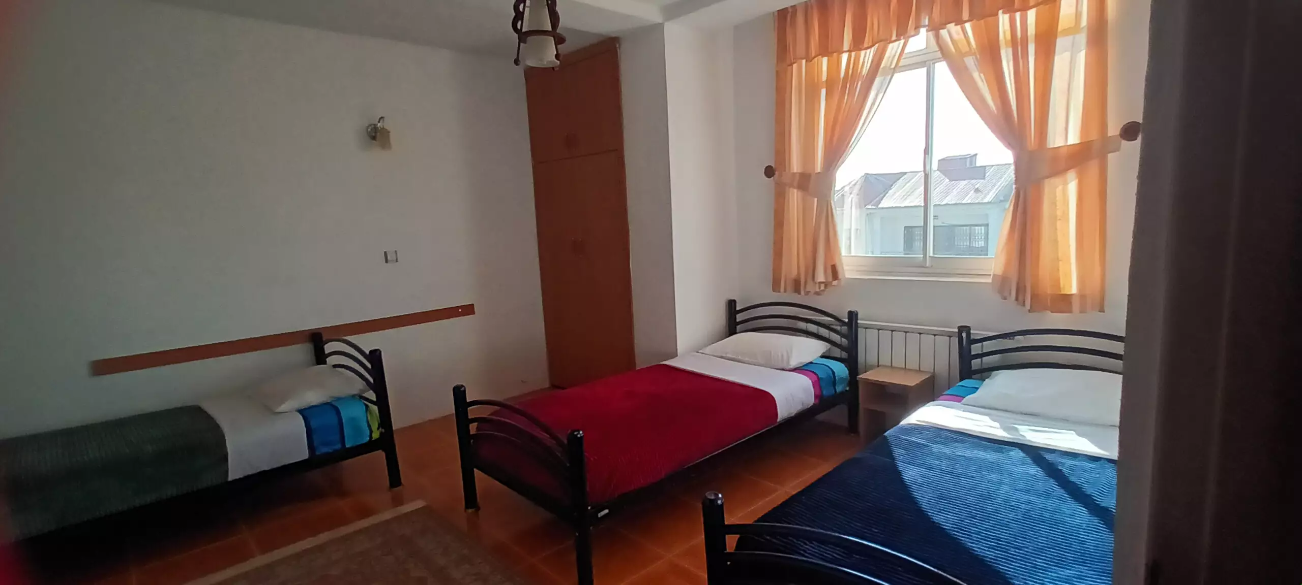 اتاق چندتخته با تخت‌های جداگانه هتل امیران