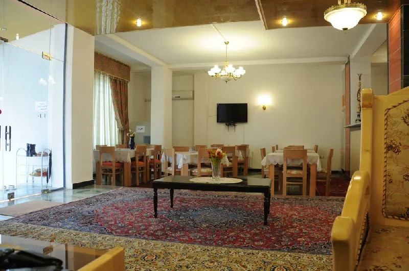 فضای نشیمن هتل امیران با فرش ایرانی