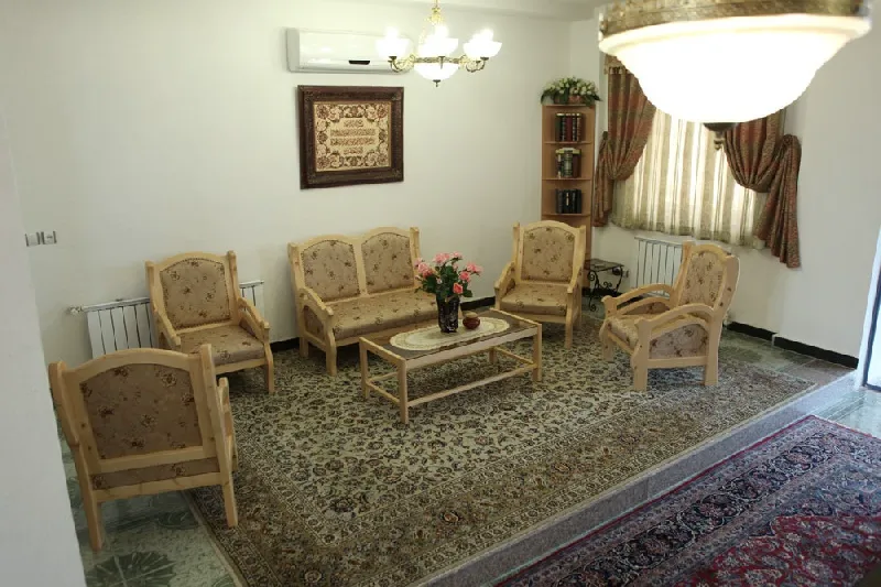 نشیمن هتل امیران با مبلمان چوبی