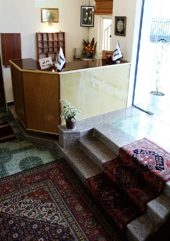 پذیرش هتل امیران با پله‌های سنگی