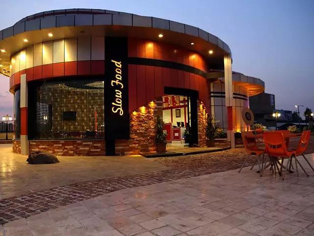 نمای بیرونی کافه شبانه هتل کانیار