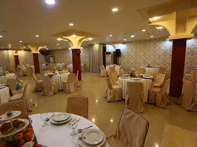 تالار پذیرایی هتل کانیار با میزهای گرد