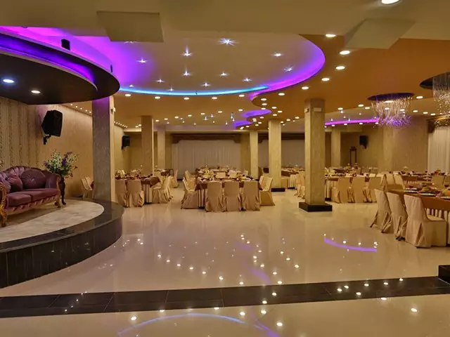 تالار هتل کانیار با نورپردازی بنفش سقف