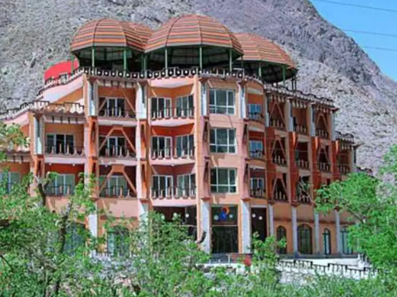نمای بیرونی هتل بزرگ کوهستان در دامنه کوه