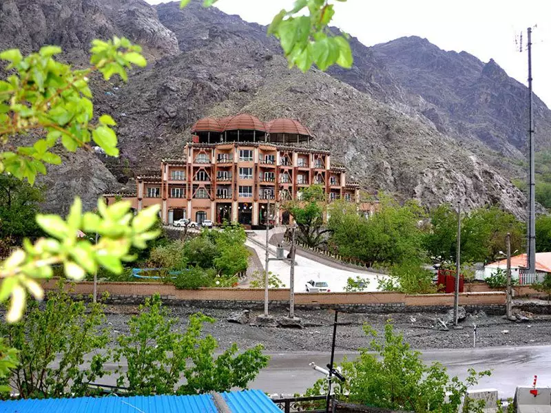 هتل بزرگ کوهستان در دامنه کوه‌های صخره‌ای
