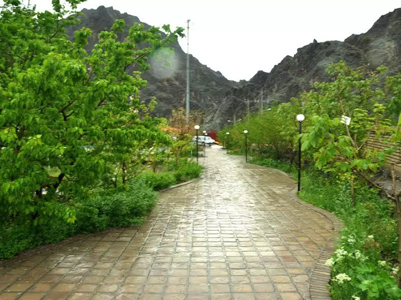 مسیر سنگ‌فرش باغ در میان کوه‌های هتل بزرگ کوهستان