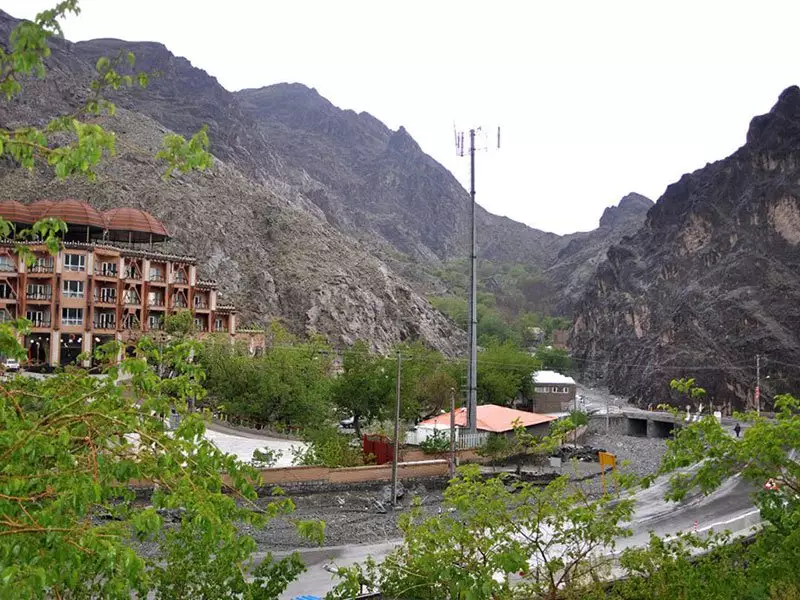 نمای هتل بزرگ کوهستان در میان صخره‌های کوهستانی