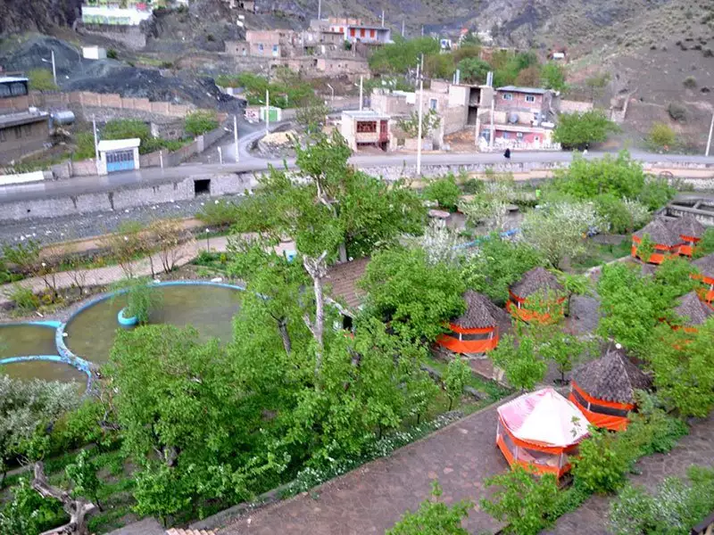 آلاچیق‌های رنگی و محوطه باغ هتل بزرگ کوهستان