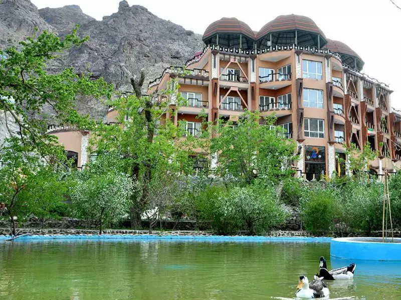 هتل بزرگ کوهستان کنار حوض سبز و کوهستان