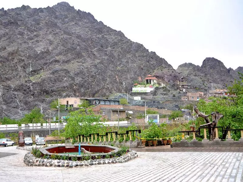 محوطه هتل بزرگ کوهستان با آب‌نما و نمای کوهستان