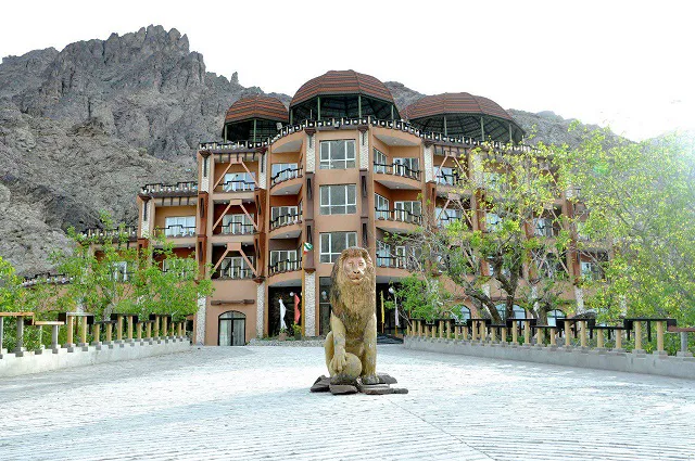 نمای بیرونی هتل بزرگ کوهستان در دامنه کوهستان