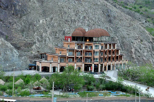 نمای هتل بزرگ کوهستان در دامنه کوه