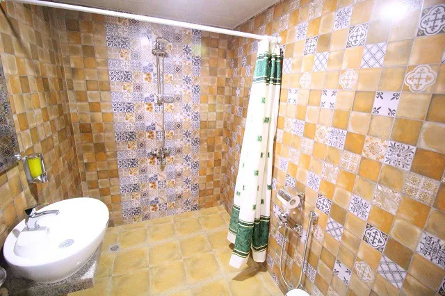 حمام هتل بزرگ کوهستان با کاشی‌های طرح‌دار