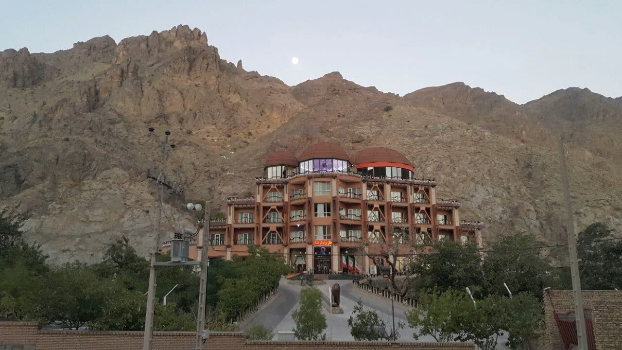 نمای بیرونی هتل بزرگ کوهستان در دامنه کوه