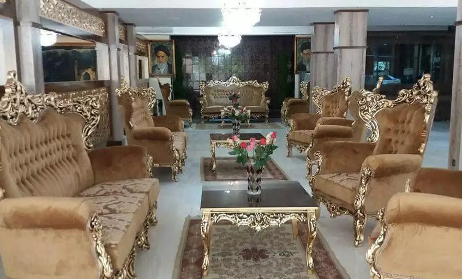 لابی هتل شهریار با مبل‌های طلایی منبت‌کاری‌شده