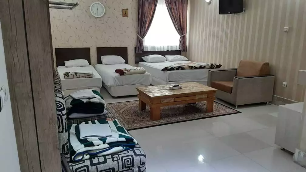 اتاق چندتخته هتل شهریار با مبل و میز چوبی