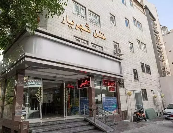 نمای ورودی هتل شهریار با نمای سنگی