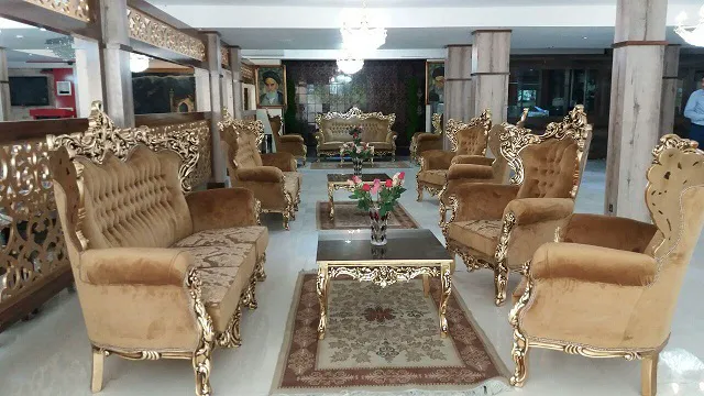 سالن نشیمن هتل شهریار با مبل‌های کلاسیک طلایی