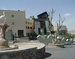 نمای ورودی هتل زاگرس و آبنمای پرنده