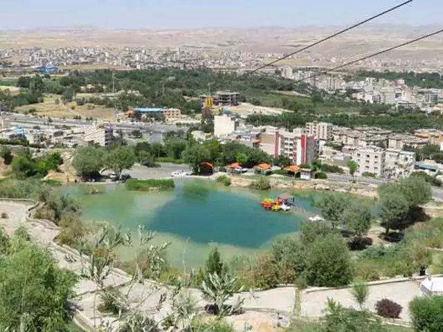 نمای هوایی دریاچه و فضای سبز اطراف هتل زاگرس