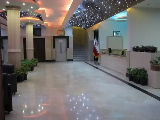 لابی هتل زاگرس با میز پذیرش و سقف نورپردازیشده