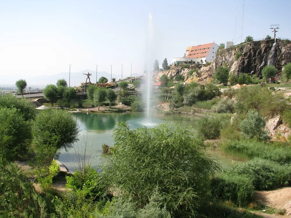 دریاچه و فواره در محوطه سرسبز هتل زاگرس