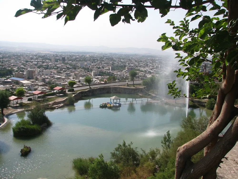 نمای شهر و دریاچه از محوطه هتل زاگرس