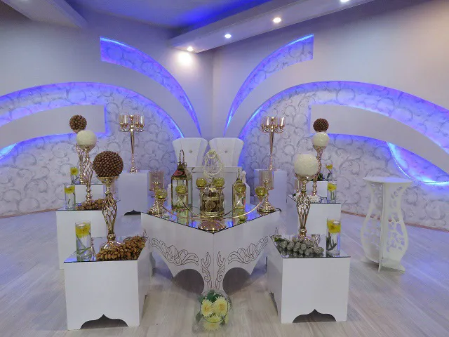 میز چیدمان مراسم با نورپردازی آبی و تزئینات سفید
