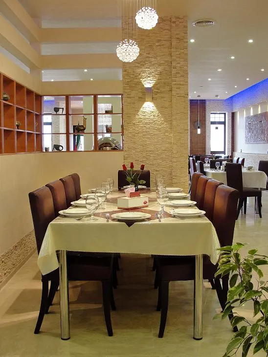 میز چیده‌شده رستوران خانه رز