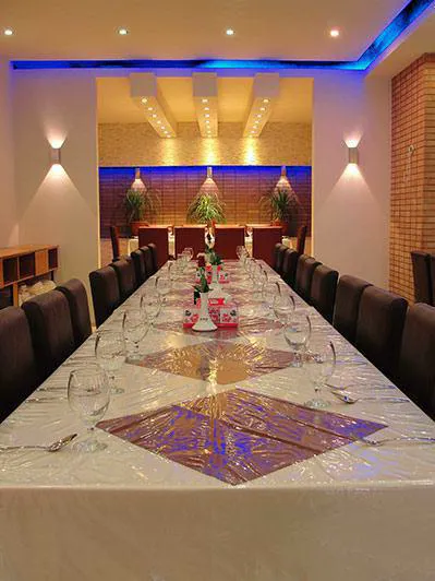 میز پذیرایی طولانی در سالن خانه رز